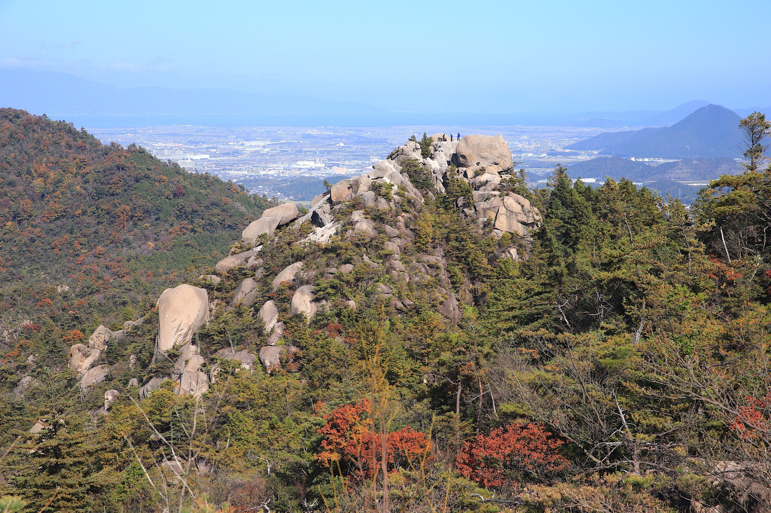 金勝アルプス登山ガイド 岩峰と大パノラマを楽しむ湖南アルプス周回ルート | 山と高原地図Web
