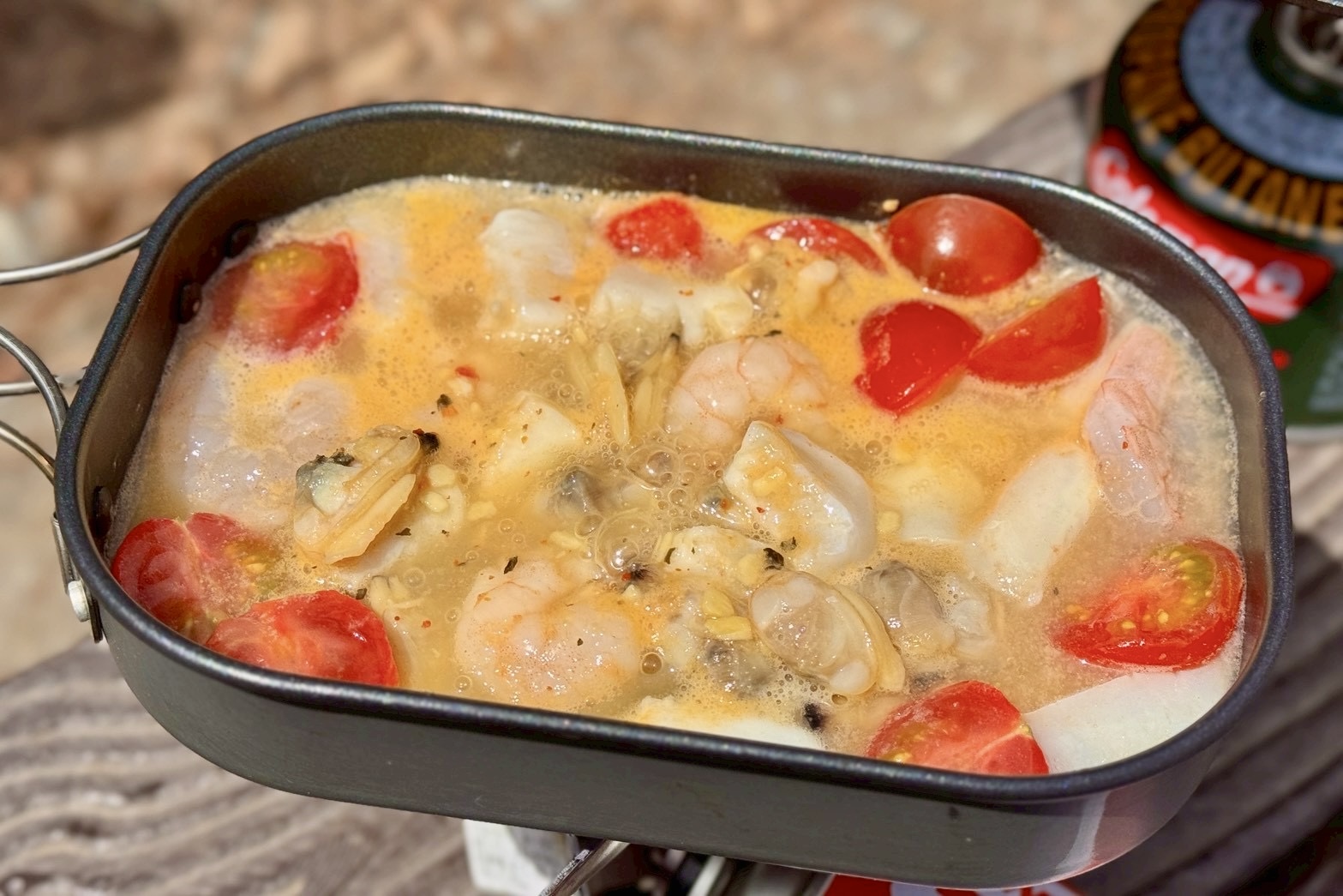 赤い見た目の山ごはん