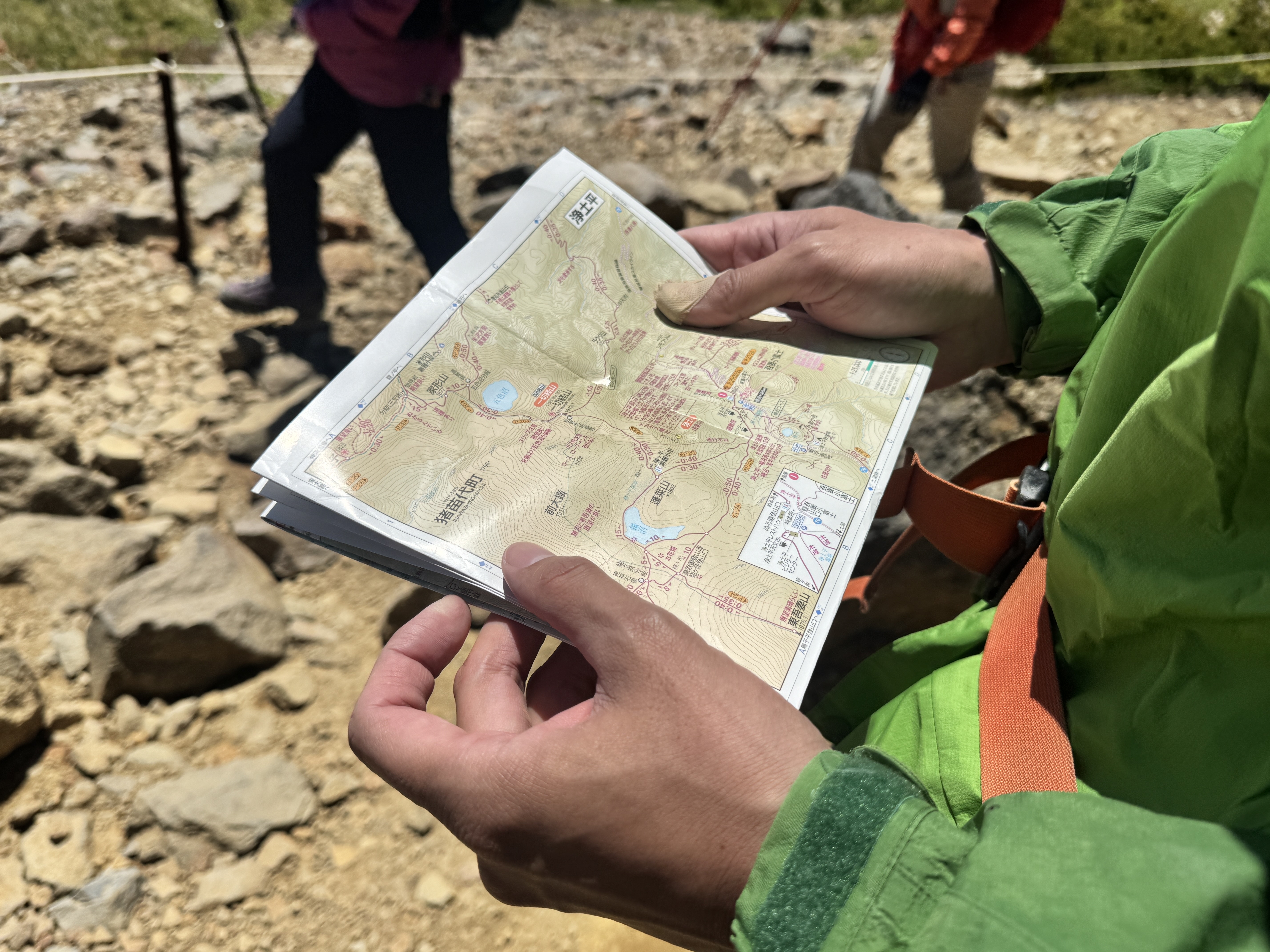 紙の地図だと等高線など広い範囲を見られて面白い!
