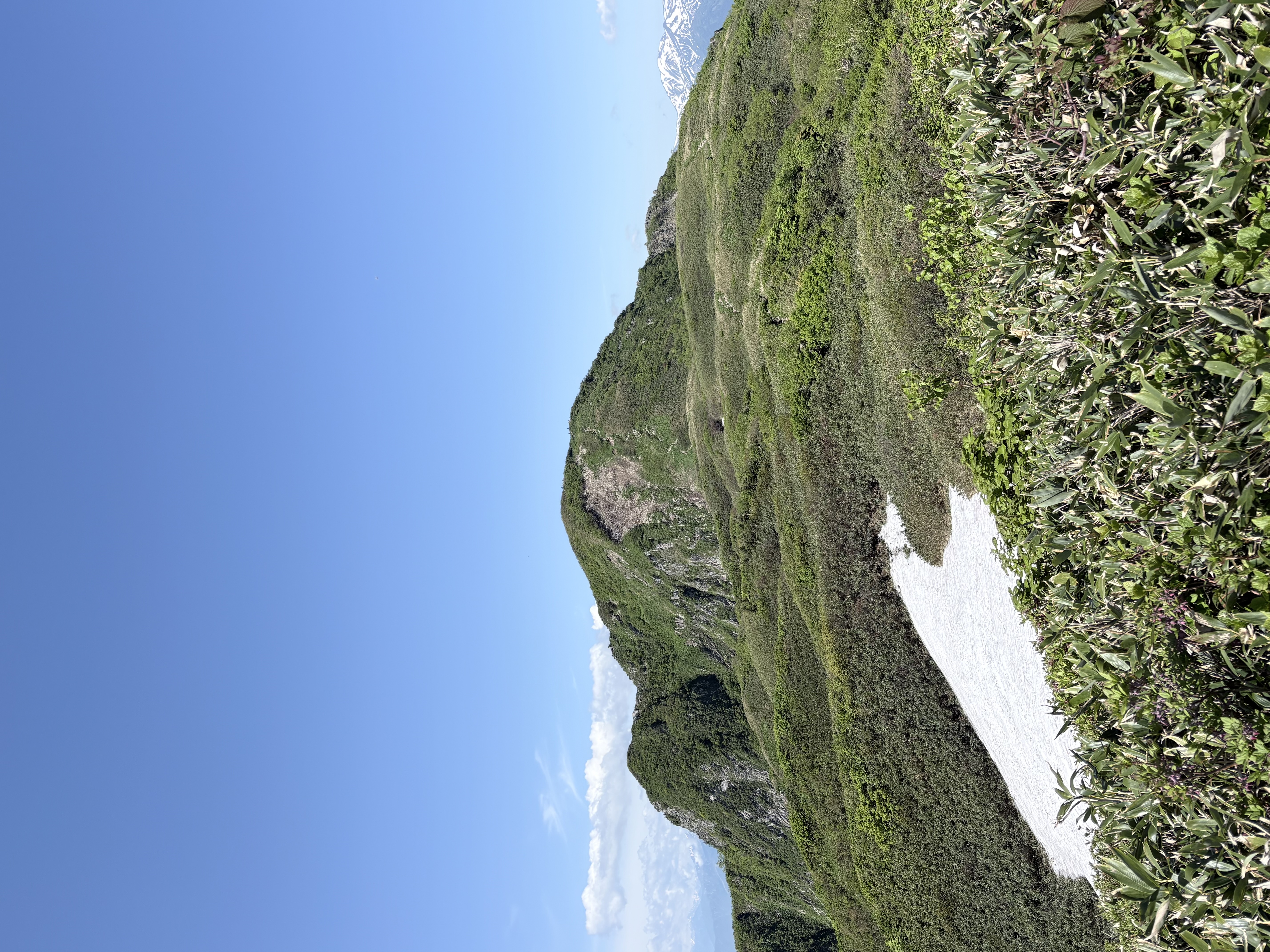 1894mピークから雨飾山頂に続く稜線