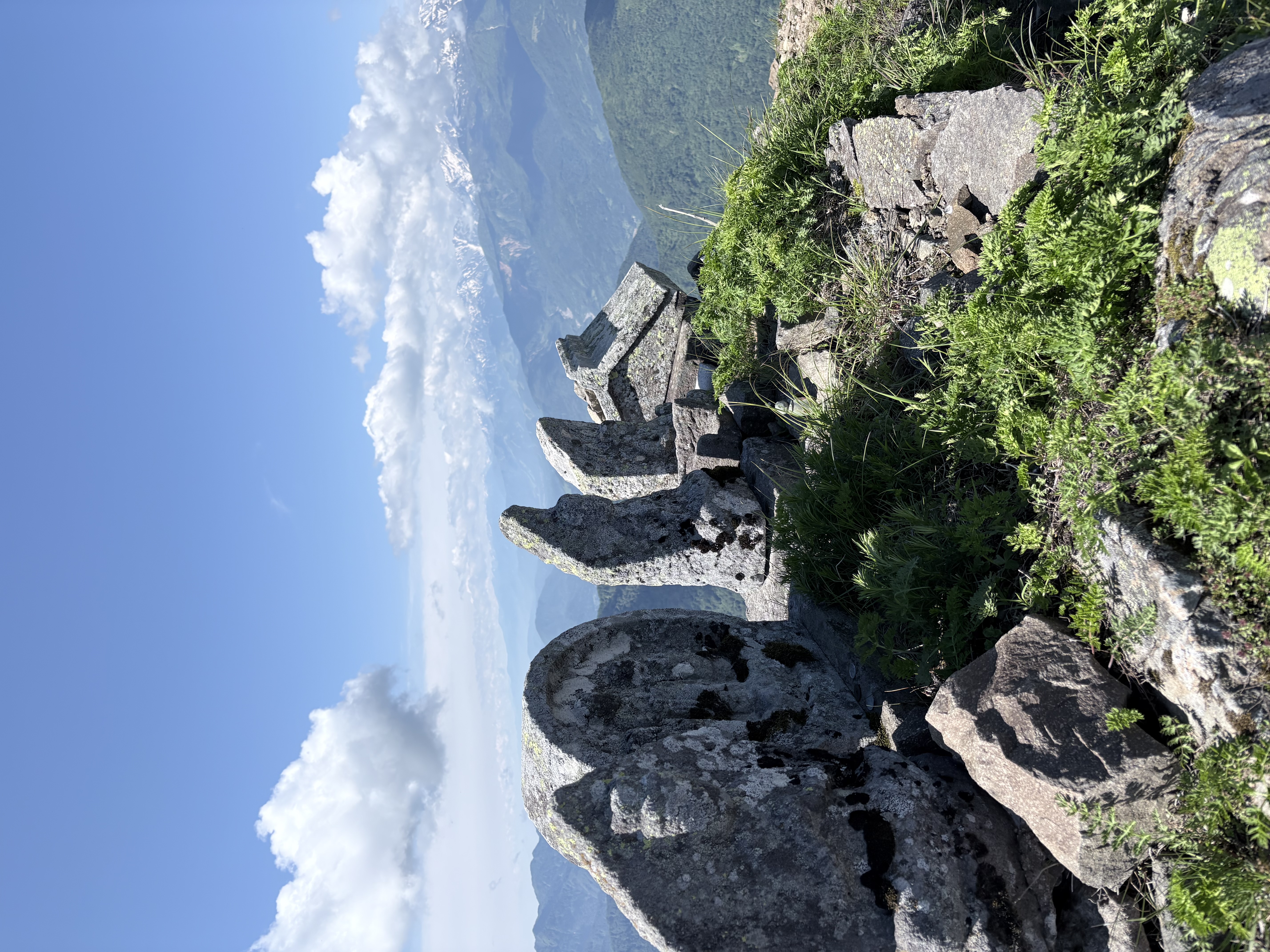 雨飾山山頂に祀られている石仏群。