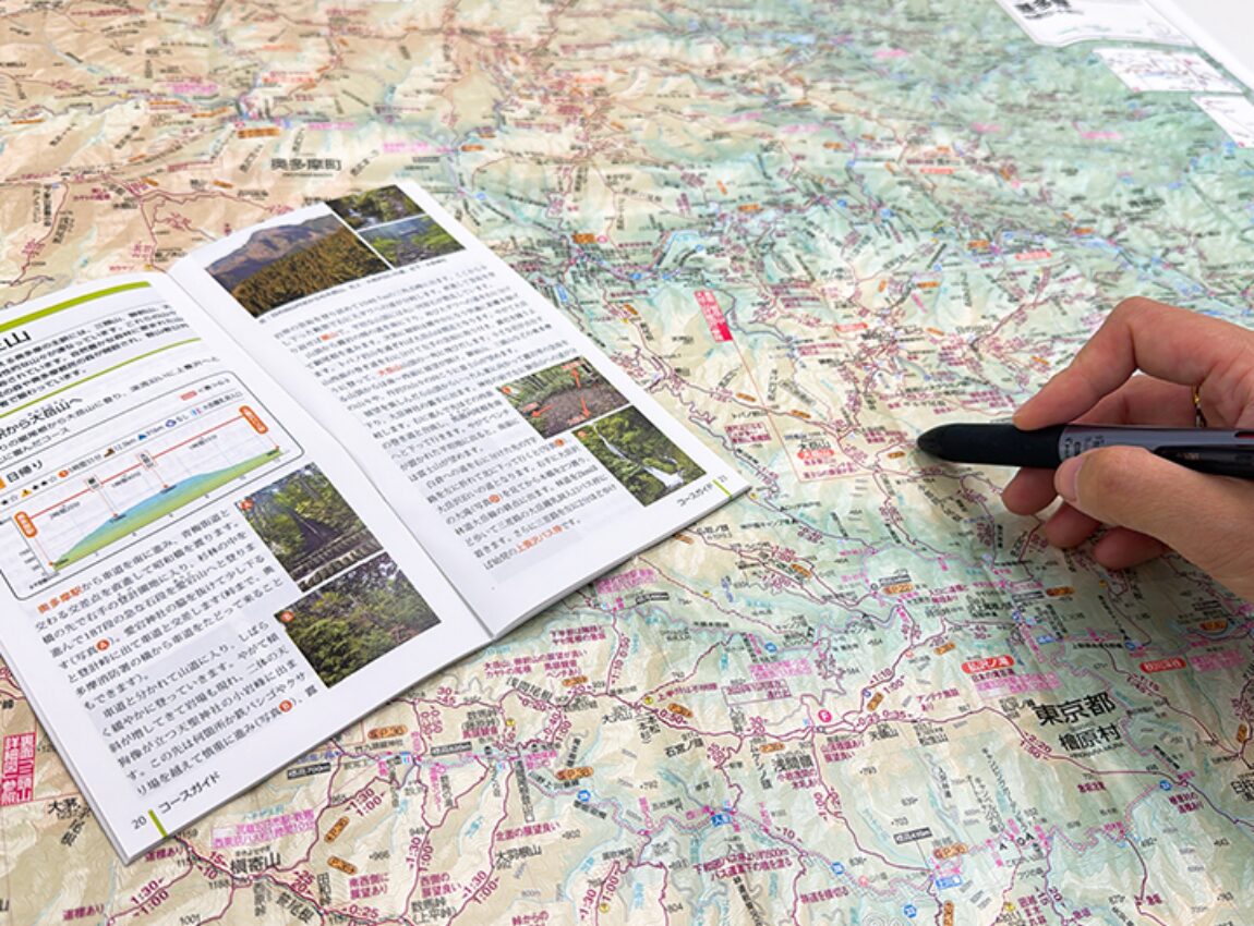 紙の山と高原地図と登山情報を広げて、山域全体を確認